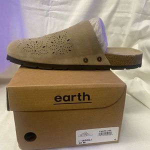 NWT, Earth women’s slip on clogs/comfort shoes. Taupe size 10